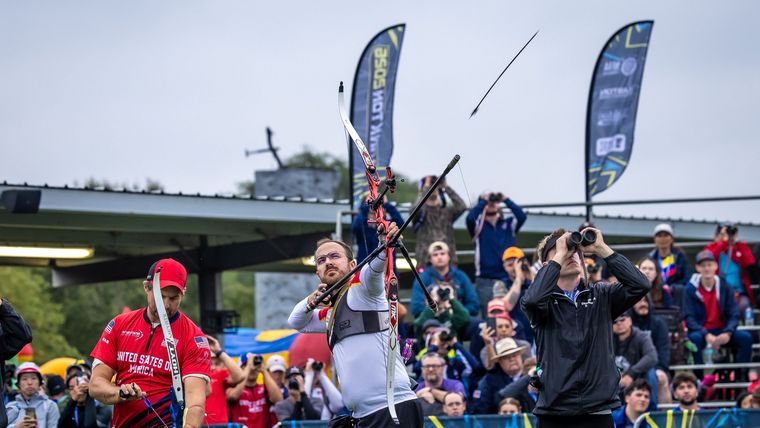 Foto: World Archery / Der Weltmeister in der entscheidenden Passe im Goldfinale: Florian Unruh schießt, Gegner Brady Ellison konzentriert sich, Henning Lüpkemann guckt.