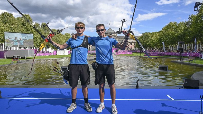 Foto: Eckhard Frerichs / Johann Conrad (links) und Jannik Heinrich lieferten sich ein packendes Duell inklusive Stechpfeil in der Recurve-Jugendklasse. Foto: Eckhard Frerichs / Johann Conrad (links) und Jannik Heinrich lieferten sich ein packendes Duell inklusive Stechpfeil in der Recurve-Jugendklasse.
