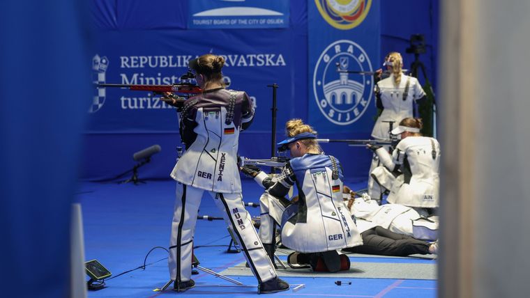 Foto: ESC / Im Kleinkaliber-Dreistellungskampf rechnen sich die Team-Europameister Xenia Mund (stehend), Finnja Rentmeister (kniend) und Katrin Grabowski (liegend) auch bei der WM in Suhl etwas aus.