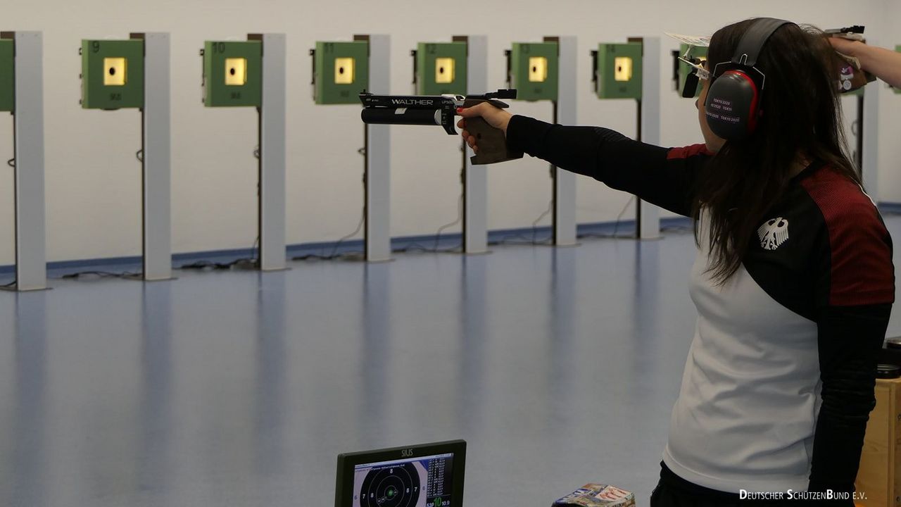 Foto: DSB / Monika Karsch will sich mit Luft- und Sportpistole für die WM in Baku qualifizieren.