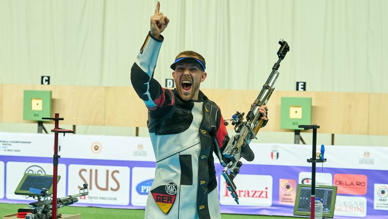 Foto: ISSF / So feierten die Weltmeister ihr WM-Gold: Maximilian Dallinger 2025 in Kairo...