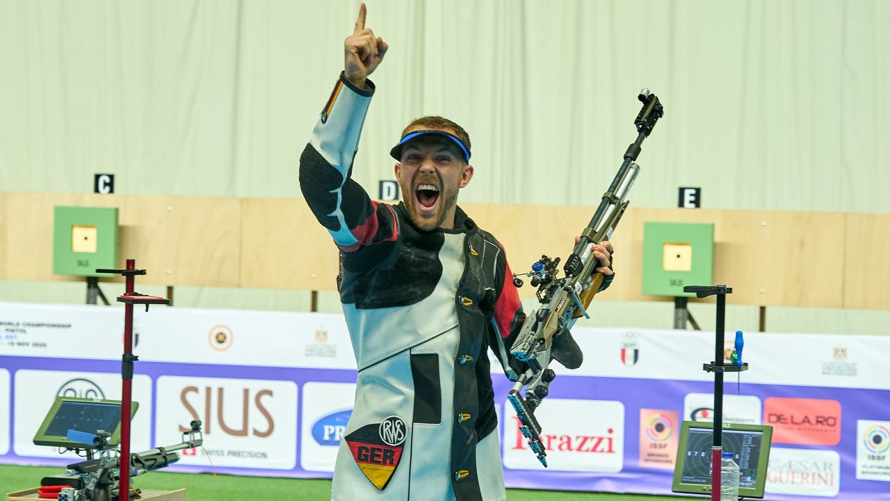 Foto: ISSF / So feierten die Weltmeister ihr WM-Gold: Maximilian Dallinger 2025 in Kairo...