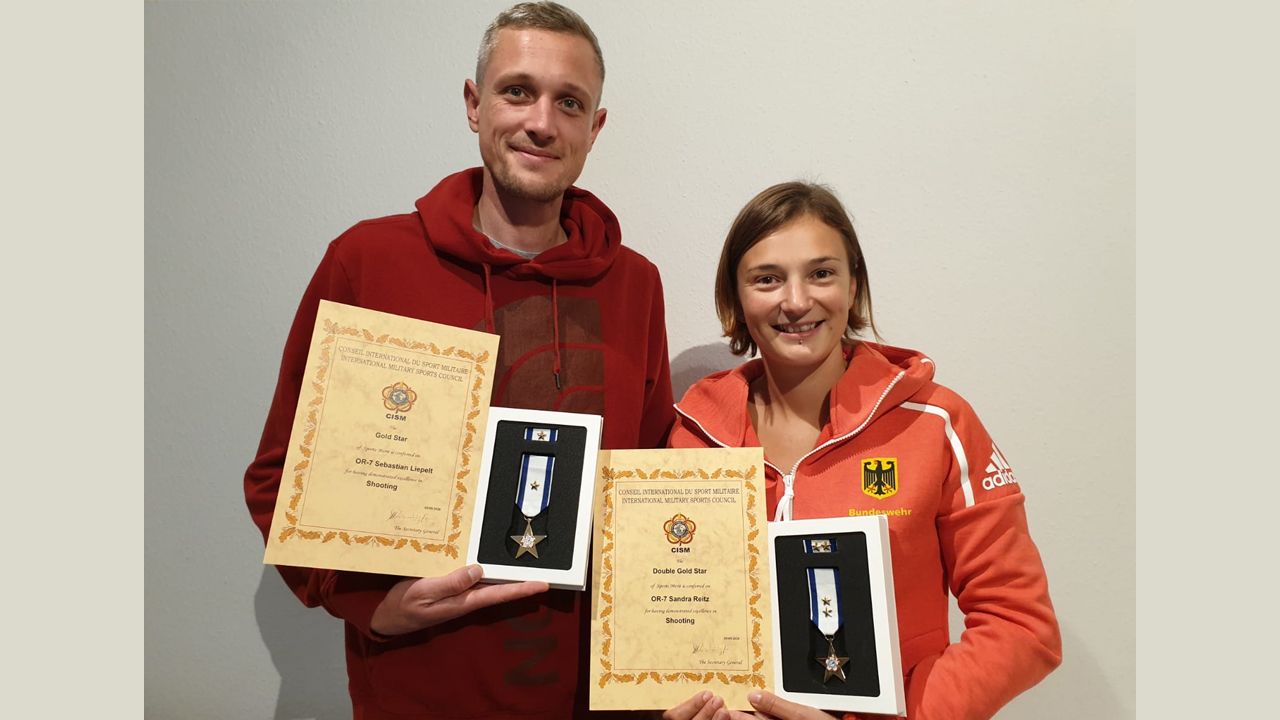 Foto: Jörg Kropp / Sebastian Liepelt und Sandra Reitz mit ihren Auszeichnungen. Eva Maria Rösken konnte an dem Termin nicht teilnehmen.