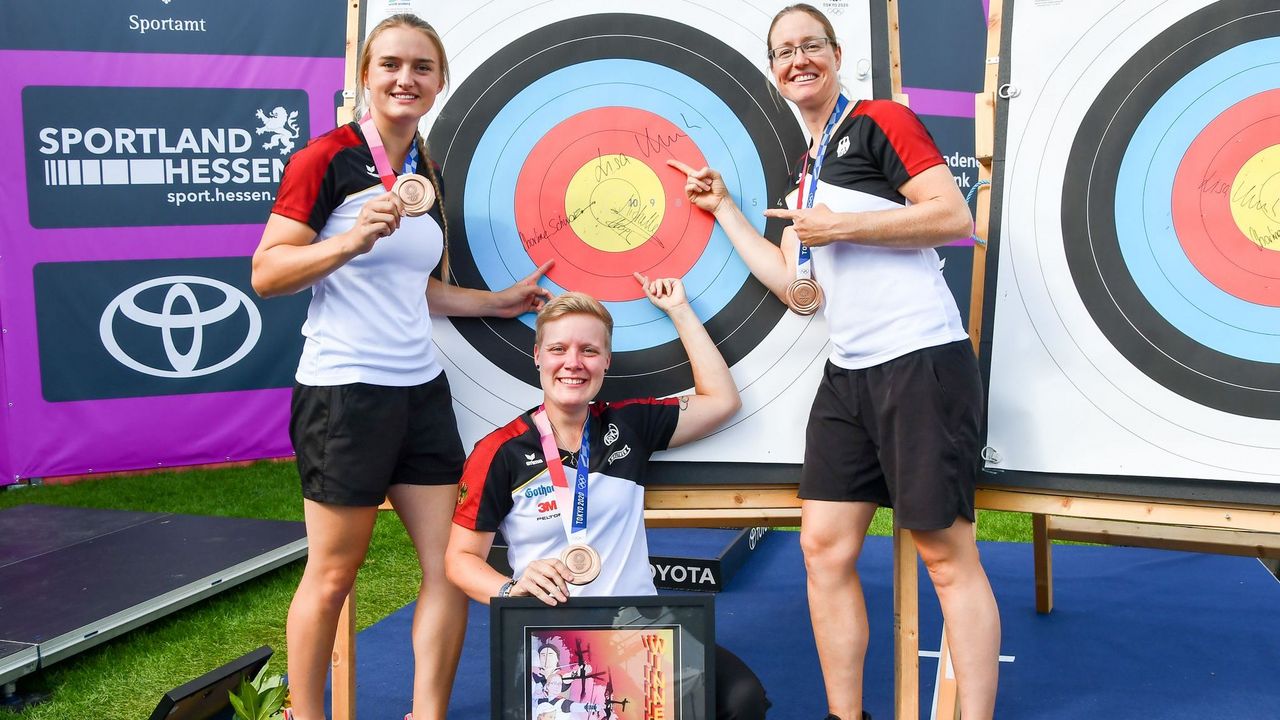 Foto: Eckhard Frerichs / Charline Schwarz, Michelle Kroppen und Lisa Unruh unterschrieben auf den Original-Tokio-Auflagen und freuten sich über die Grafiken.