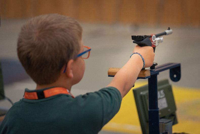 Foto: DSJ / Aber natürlich wird auch mit Lichtgewehr bzw. -pistole geschossen. Foto: DSJ / Aber natürlich wird auch mit Lichtgewehr bzw. -pistole geschossen.