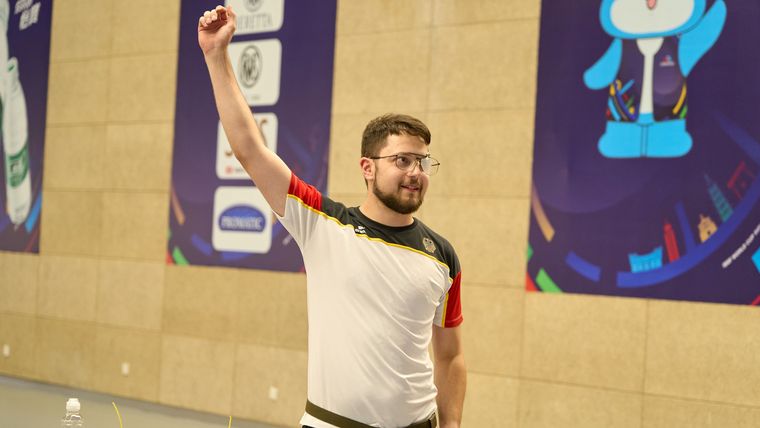 Foto: ISSF / Siegerpose von Florian Peter nach seinem ersten Einzelerfolg bei einem ISSF-Weltcup.