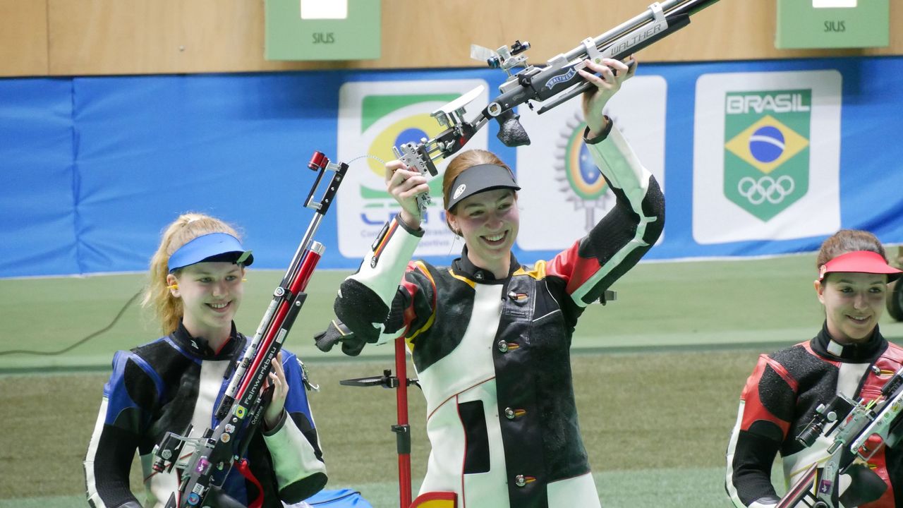 Foto: Dallinger / Anna Janßen jubelt über ihren ersten Weltcupsieg vor der Französin Oceanne Muller (links) und der Rumänin Laura-Georgeta Ilie.