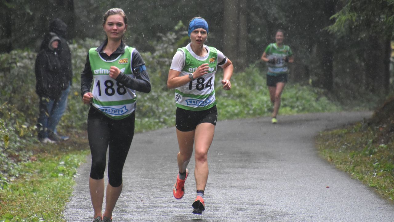 Foto: Klaus Landwehr & Württembergischer Schützenverband / Bei widrigen Wetterverhältnissen mussten die Athleten ihr Können im Sommerbiathlon unter Beweis stellen