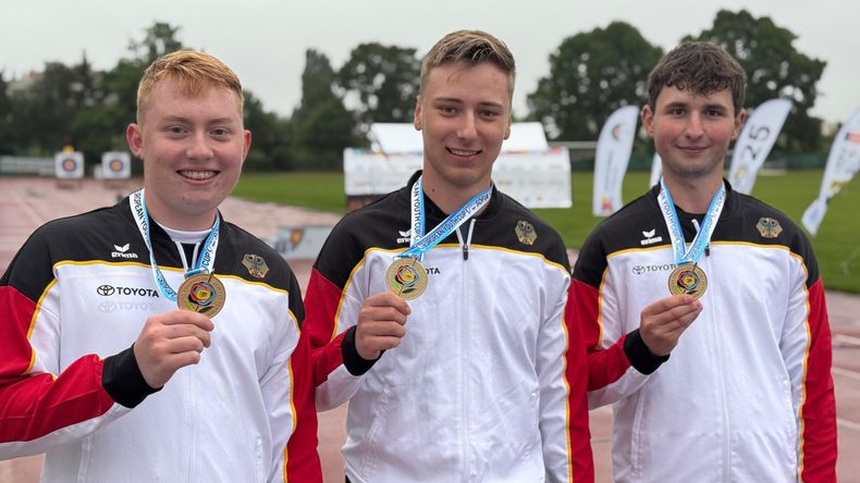 Foto: DSB / Souverän gewannen Noah Nuber, Ruven Flüß und Fabio Alex (v.l.) die Goldmedaille mit dem Compound-Team U21. Foto: DSB / Souverän gewannen Noah Nuber, Ruven Flüß und Fabio Alex (v.l.) die Goldmedaille mit dem Compound-Team U21.