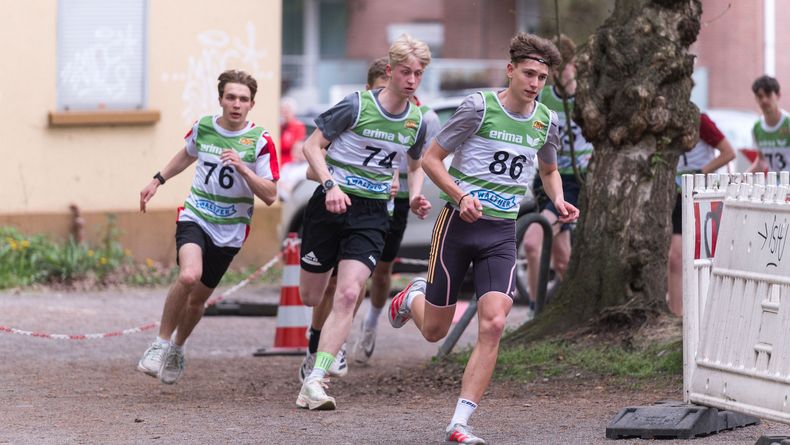 Foto: Britta Kußmaul / Lukas Bürki (Nr. 86) musste sich im Elitelauf knapp geschlagen geben, siegte aber in der Juniorenklasse vor Julian Knoll (Nr. 74).