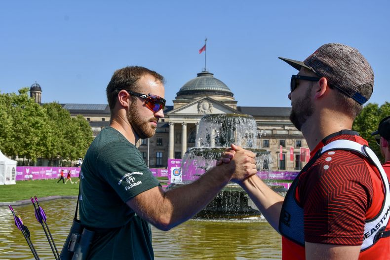 Foto: Eckhard Frerichs / Guter und fairer Sport: Florian Unruh (links) nimmt die Glückwünsche von Maximilian Weckmüller entgegen.