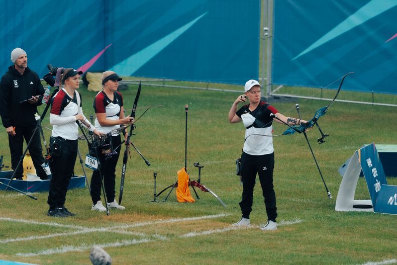 Foto: Team Deutschland / Michelle Kroppen, Charline Schwarz und Katharina Bauer schossen wahrlich nicht schlecht, mussten sich aber mit dem undankbaren vierten Platz begnügen. 