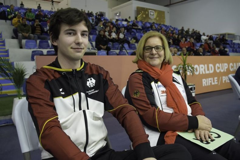 Foto: ISSF / Konnten mit dem Auftakt in das internationale Jahr zufrieden sein: Robin Walter und Bundestrainerin Claudia Verdicchio-Krause.