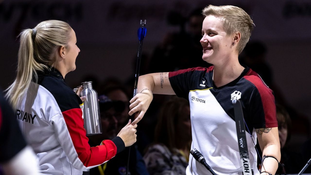 Foto: World Archery / Michelle Kroppen wurde im Finale von Katharina Bauer betreut und beglückwünscht.
