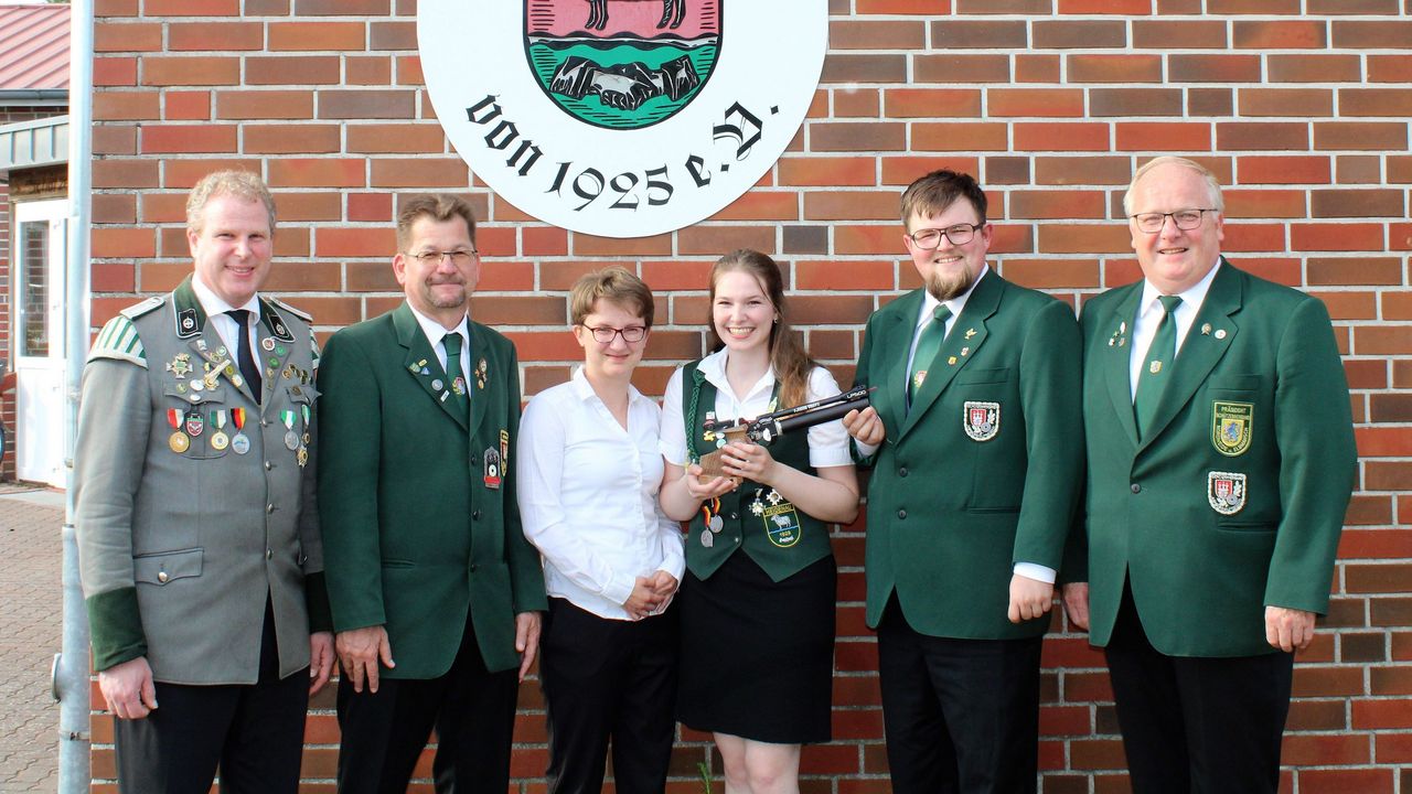 Foto: Jan Stüve / Große Freude bei Jens Indorf (links), Jana Flügge und Anna-Lena Indorf vom SV Heidenau. Lars Bathke (2.v.l.), Lukas Ben Kabbe und Volker Höper (rechts) freuten sich mit.