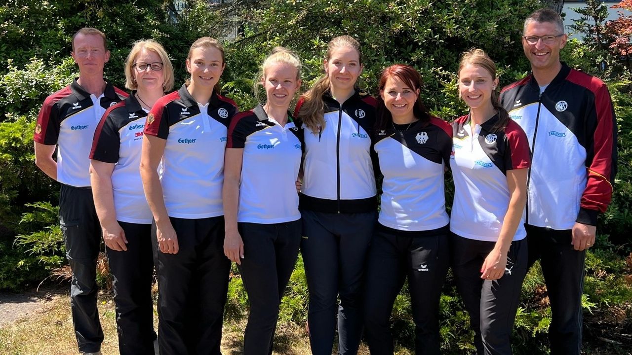 Foto: DSB / Das voraussichtliche Team für EM bzw. WM v.l.: Co-Trainer Thomas Zerbach, Bundestrainerin Claudia Verdicchio-Krause, Sandra Reitz, Svenja Berge, Doreen Vennekamp, Monika Karsch, Michelle Skeries, Co-Trainer Thomas Karsch.