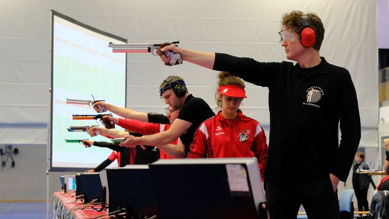 Foto: SV Lindwedel / Für die Luftpistolenschützen des SV Lindwedel (in schwarz) geht es zum zweiten Mal in Folge in die Relegation.