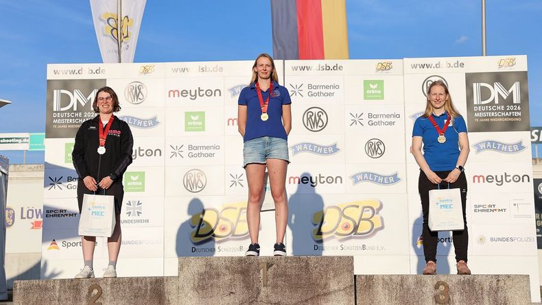 Foto: BSSB / Endlich ganz oben! Christina Schwenk gewann erstmals den Titel mit der 10m-Armbrust vor Jolanda Prinz und Melanie Nietschke. Foto: BSSB / Endlich ganz oben! Christina Schwenk gewann erstmals den Titel mit der 10m-Armbrust vor Jolanda Prinz und Melanie Nietschke.