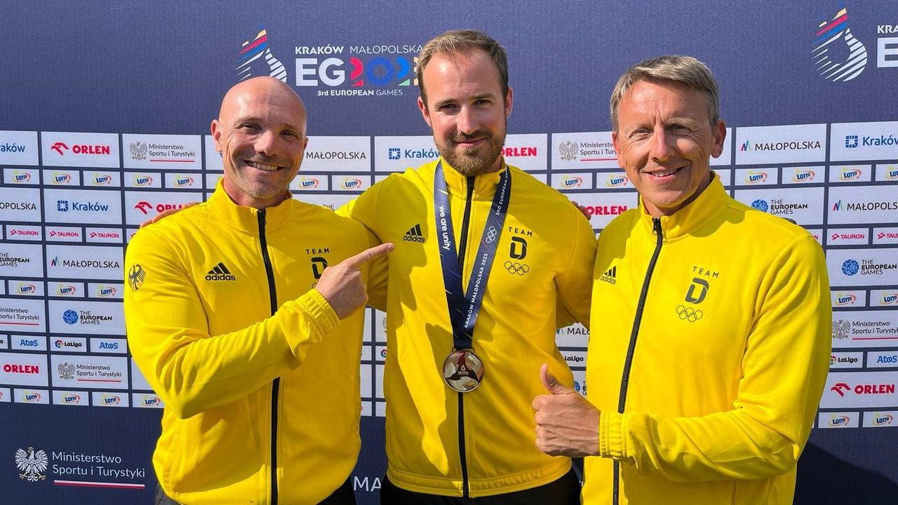 Foto: DSB / Alle(s) in Gold! Marc Dellenbach und Oliver Haidn umrahmen Goldmedaillengewinner Florian Unruh.