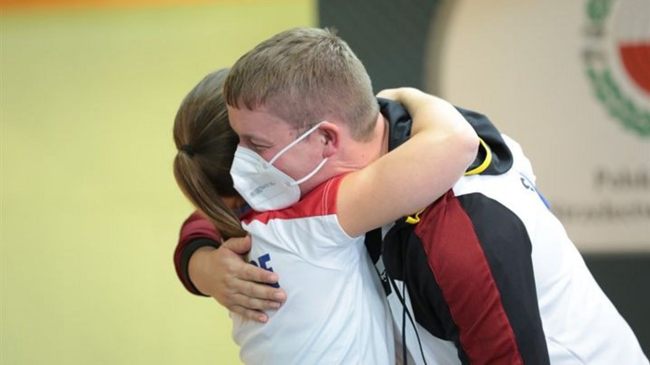 Foto: ISSF / Jubel zunächst über Bronze mit Celine Goberville, anschließend holte sich Christian Reitz noch Gold im Einzel mit der Luftpistole.