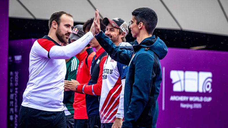 Foto: World Archery / Bei der Vorstellung der Athleten klatschte sich Florian Unruh mit Thomas Chirault ab, anschließend unterlag der DSB-Athlet dem Franzosen im Viertelfinale. Foto: World Archery / Bei der Vorstellung der Athleten klatschte sich Florian Unruh mit Thomas Chirault ab, anschließend unterlag der DSB-Athlet dem Franzosen im Viertelfinale.