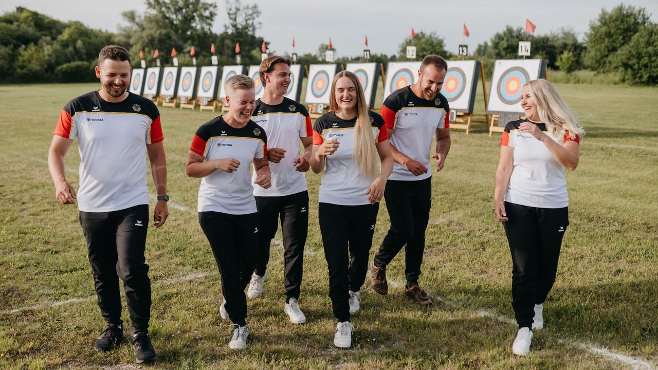 Foto: Lisa Haensch / Mit Spaß nach Düsseldorf: Das WM-Bogenteam Recurve v.l.: Maximilian Weckmüller, Michelle Kroppen, Moritz Wieser, Charline Schwarz, Florian Unruh und Katharina Bauer wird bei Die Finals in unterschiedlichen Teams am Start sein.