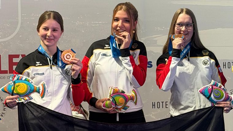 Foto: DSB / Bronze zu Beginn der U21-Wettkämpfe bei der EM in Burgas schmeckt (v.l.) Charlotte Laube, Lea Hadeler und Aileen Pitschke gut.