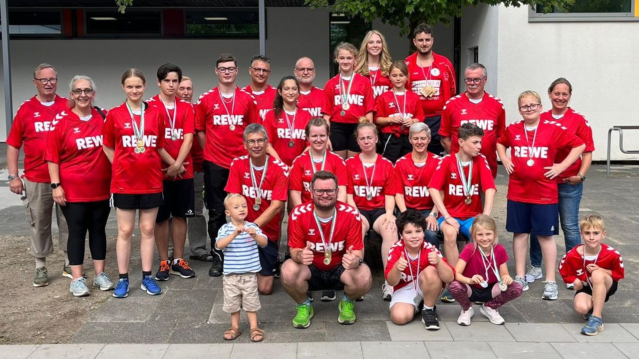 Foto: privat / Tobias Urbach (vorne mit grünen Schuhen), der "Stille Star des Jahres 2023", inmitten der Sommerbiathlongruppe des SSV Neuss-Reuschenberg.