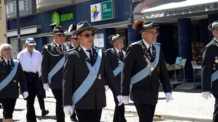Foto: SVBB / Tradition, die bewahrt wird durch die Schützengilde zu Spandau - zu erkennen an dem blauen Band - dem Treueband des Wittelsbacher Hausordens.
