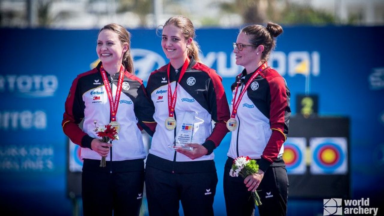 Foto: World Archery / Sorgten für historisches Gold mit dem Compound-Bogen: Julia Böhnke, Franziska Göppel und Carolin Landesfeind.