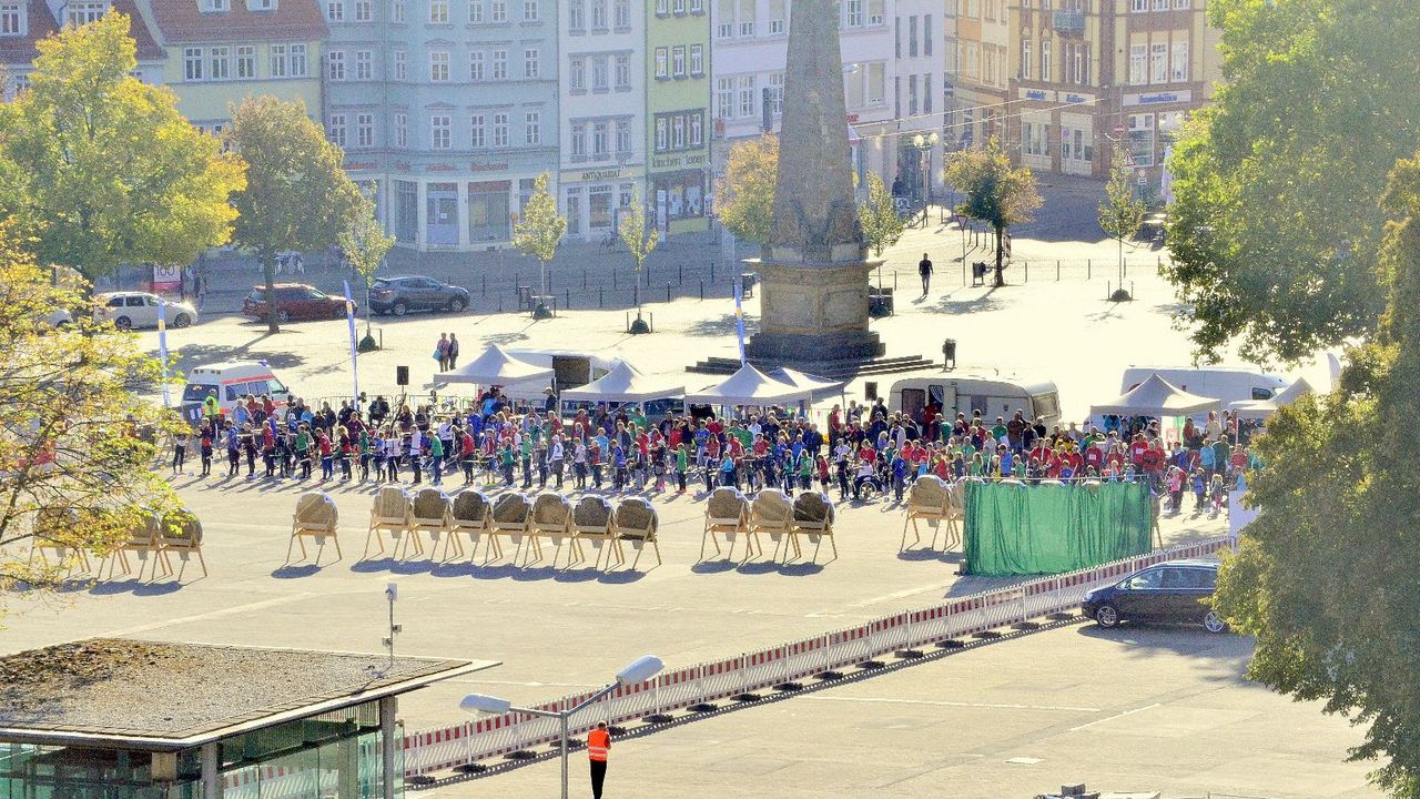 Foto: SV Erfurt West 90 / Ein tolles Bild: Zahlreiche Bogensportler auf dem Erfurter Domplatz.