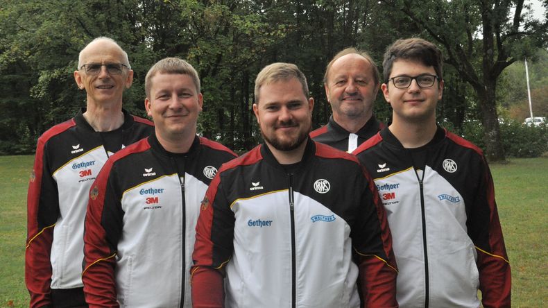 Foto: Harald Strier / Das Schnellfeuerpistolen-Team v.l.: Bundestrainer Detlef Glenz, Christian Reitz, Oliver Geis, Co-Trainer Norbert Klaar und Florian Peter. Foto: Harald Strier / Das Schnellfeuerpistolen-Team v.l.: Bundestrainer Detlef Glenz, Christian Reitz, Oliver Geis, Co-Trainer Norbert Klaar und Florian Peter.
