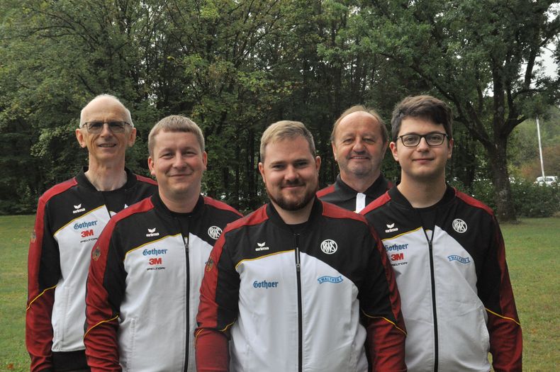 Foto: Harald Strier / Das Schnellfeuerpistolen-Team v.l.: Bundestrainer Detlef Glenz, Christian Reitz, Oliver Geis, Co-Trainer Norbert Klaar und Florian Peter.
