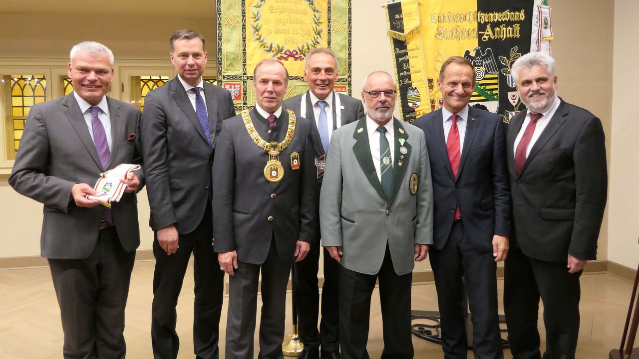 Foto: DSB / DSB-Präsident H-H v. Schönfels mit Prominenz aus Politik und Sport