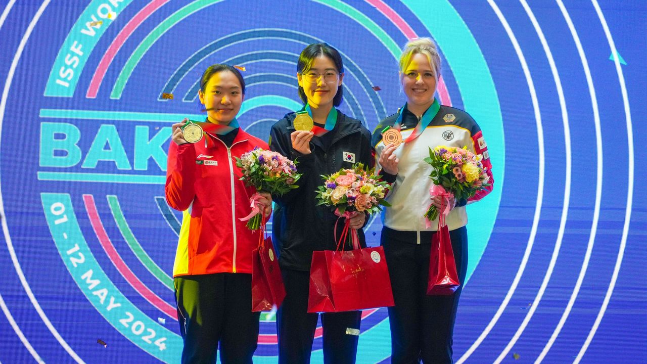 Foto: ISSF / Josefin Eder mit ihrer ersten Einzelmedaille bei einem Weltcup hinter der Chinesin Nan Zhao (links) und der Koreanerin Jiin Jang.