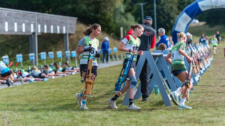 Foto: Britta Kußmaul / Die Kombination aus Laufen und Schießen - aus Ausdauer und Präzision - macht die Disziplin Sommerbiathlon (hier von der DM Luftgewehr 2025) so attraktiv.