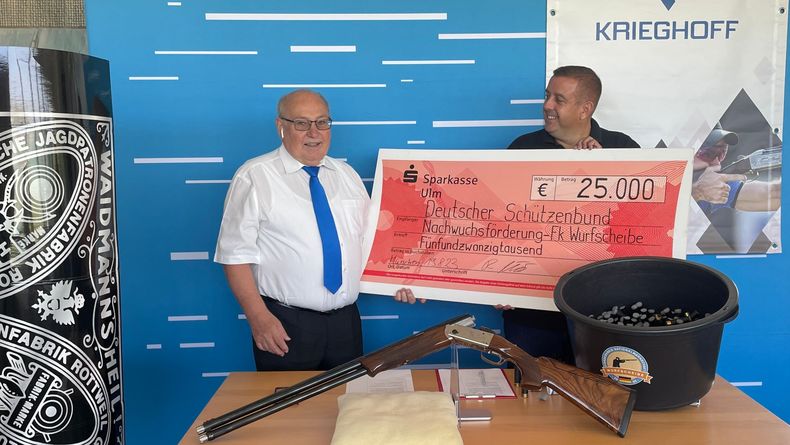 Foto: DSB / Ralf Müller, Prokurist H. Krieghoff GmbH, übergibt DSB-Vizepräsident Sport Gerhard Furnier einen Scheck über 25.000,00 Euro für die Nachwuchsförderung.