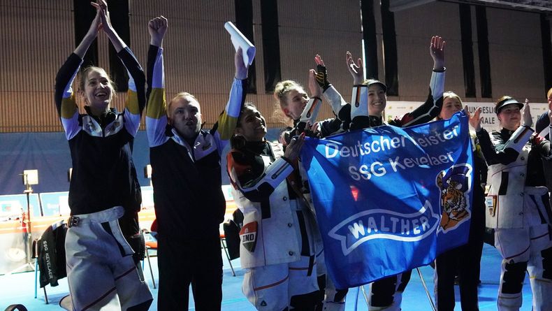 Foto: DSB / Meisterwelle! Das Team der SSG Kevelaer bejubelt den Gewinn des Titels - damit schlossen sie mit Rekordsieger Elsen auf. Foto: DSB / Meisterwelle! Das Team der SSG Kevelaer bejubelt den Gewinn des Titels - damit schlossen sie mit Rekordsieger Elsen auf.