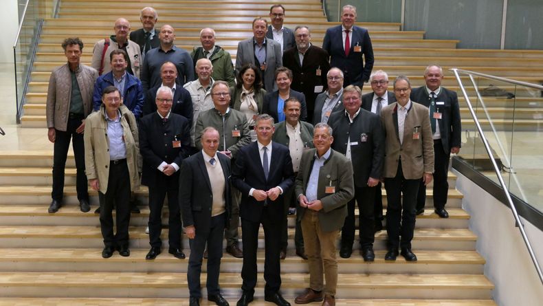 Foto: DSB / Gruppenfoto der beiden Präsidien von DSB & DJV mit BMI-Staatssekretär Christoph de Vries.