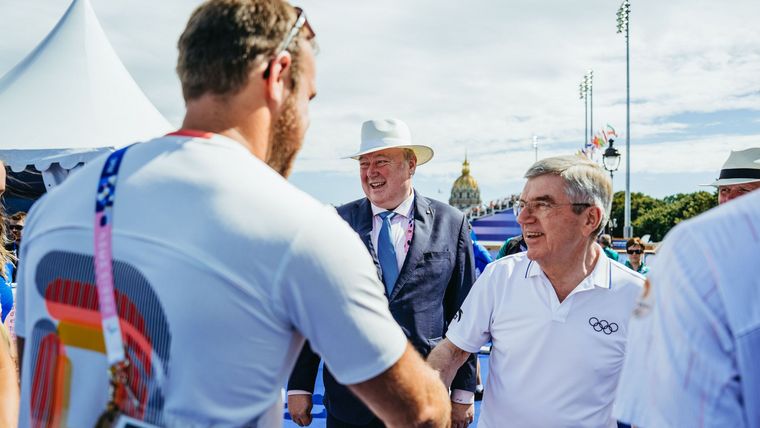 Foto: World Archery / Tom Dielen (mit Hut), Generalsekretär der World Archery, hier mit IOC-Präsident Thomas Bach und Florian Unruh während der Olympischen Spiele in Paris wird beim Schützentag in Schwäbisch Gmünd zu Gast sein.