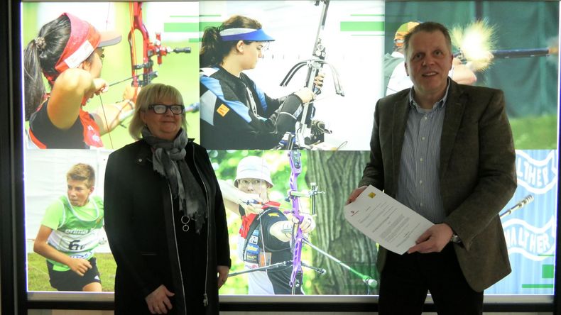 Foto: DSB / Angela Schanner und Jörg Brokamp nach der Vertragsunterschrift auf der DSB-Bundesgeschäftsstelle. Foto: DSB / Angela Schanner und Jörg Brokamp nach der Vertragsunterschrift auf der DSB-Bundesgeschäftsstelle.