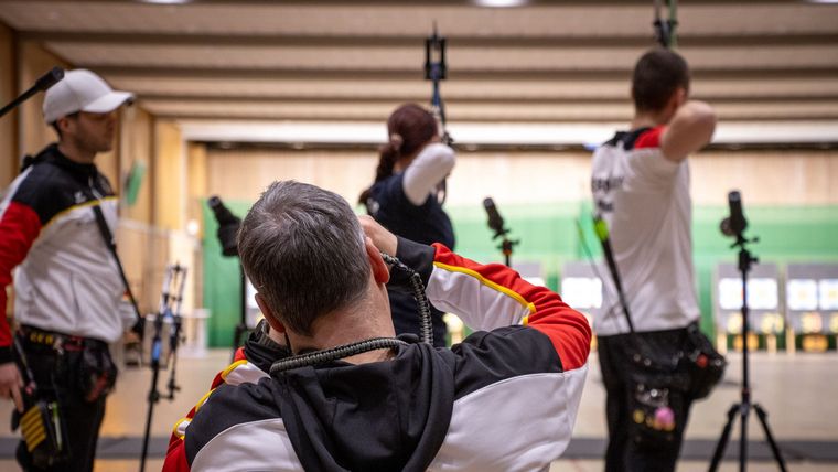Foto: Anne John / Bundestrainer Holger Hertkorn schaute bei Teil eins der EM-Qualifikation seiner Compound-Athleten genau hin.