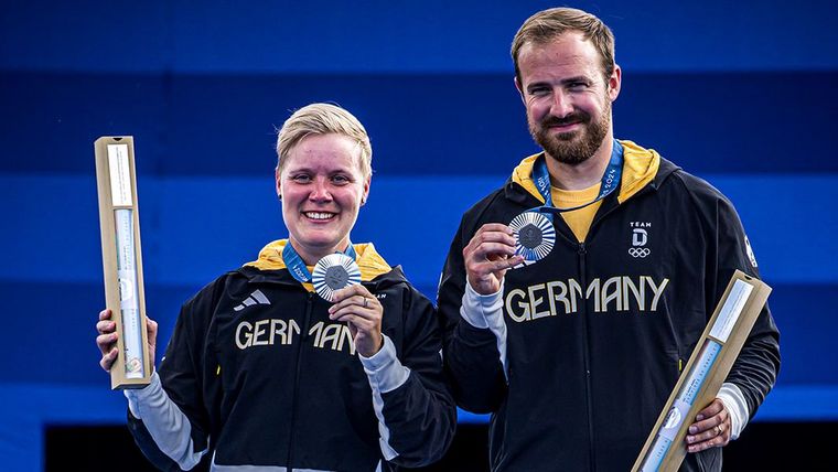 Foto: World Archery / Der größte Erfolg seiner Bogensport-Karriere: Florian Unruh gewinnt mit Michelle Kroppen olympisches Silber im Mixed in Paris 2024.