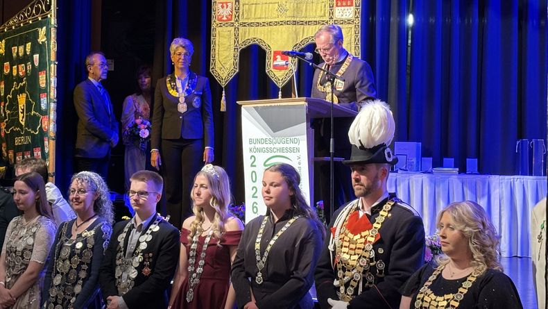 Foto: Nataly Kemmelmeier / DSB-Präsident Hans-Heinrich von Schönfels begrüßte die Teilnehmer am Bundeskönigsschießen sowie die vorherigen Majestäten Christoph Ritter und Anika Höflich (vorne rechts).