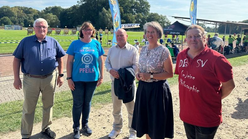 Foto: Christina Kassuhn / Dr. Tamara Zischang, Ministerin für Inneres und Sport des Landes Sachsen-Anhalt (2.v.r.), machte sich vor Ort ein Bild von der Deutschen Meisterschaft Bogenlauf in Kuhfelde.