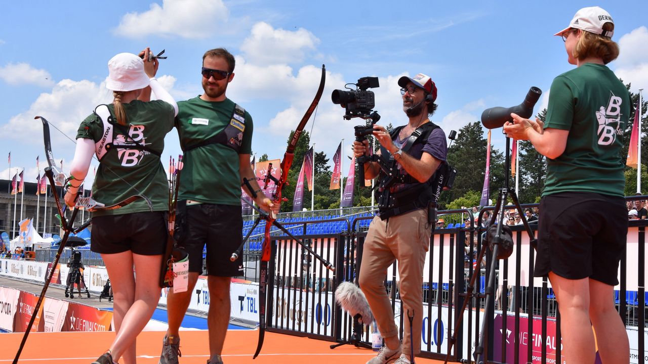 Foto: Eckhard Frerichs / Abklatschen bei Clea Reisenweber und Florian Unruh nach dem DM-Titel im Mixed-Recurve.