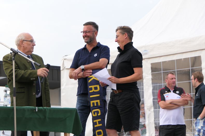 Foto: DSB / Gerhard Furnier, Vizepräsident Sport, Geschäftsführer der Firma Krieghoff, Peter Braß und Bundesstützpunkttrainerin Katharina Bechtel. Foto: DSB / Gerhard Furnier, Vizepräsident Sport, Geschäftsführer der Firma Krieghoff, Peter Braß und Bundesstützpunkttrainerin Katharina Bechtel.