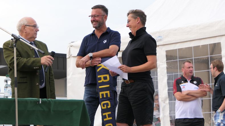 Foto: DSB / Gerhard Furnier, Vizepräsident Sport, Geschäftsführer der Firma Krieghoff, Peter Braß und Bundesstützpunkttrainerin Katharina Bechtel. Foto: DSB / Gerhard Furnier, Vizepräsident Sport, Geschäftsführer der Firma Krieghoff, Peter Braß und Bundesstützpunkttrainerin Katharina Bechtel.