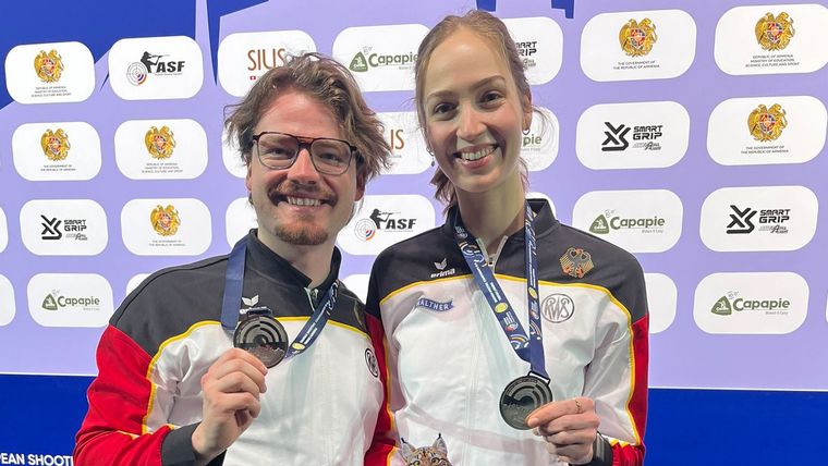 Foto: DSB / Maximilian Ulbrich und Anna Janßen präsentieren stolz ihre Silbermedaillen bei der EM in Eriwan.