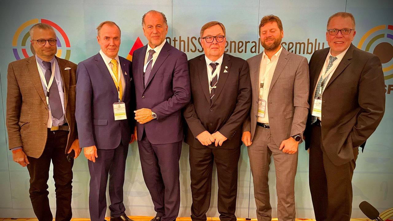 Foto: DSB / Zufriedene Gesichter bei v.l. Thomas Steinmüller (AUT), Hans-Heinrich von Schönfels, Luciano Rossi, John Hansen (DEN), Florian Neururer (AUT) und Jörg Brokamp.